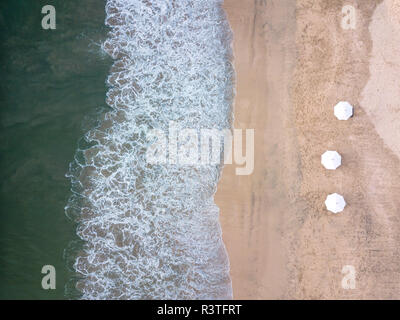 Indonesien, Bali, Luftaufnahme von Jimbaran Beach, weißen Sonnenschirmen von oben Stockfoto