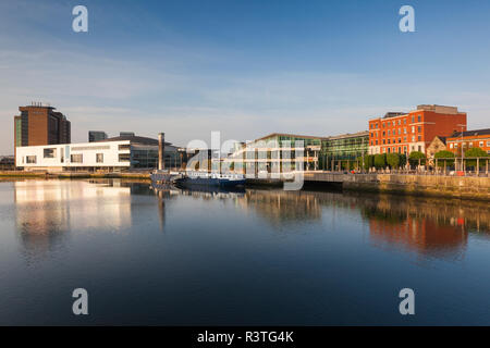 Großbritannien, Nordirland, Belfast, die Skyline der Stadt am Ufer des Flusses Lagan mit Waterfront Hall in der Morgendämmerung Stockfoto
