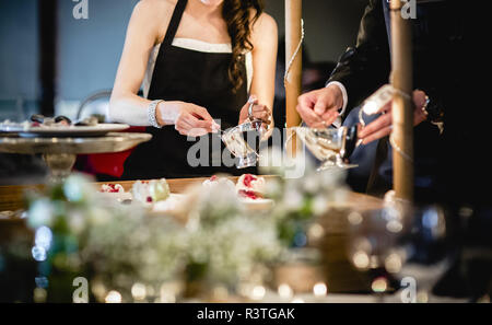 Kellner, die Getränke während der Cocktail Stockfoto
