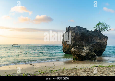 Sonnenuntergang in Padang Padang, die Eat-Pray - Liebe Strand, Sonnenuntergang Himmel, nach dem Sonnenuntergang Stockfoto