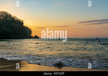 Sonnenuntergang in Padang Padang, die Eat-Pray - Liebe Strand, Sonnenuntergang Himmel, nach dem Sonnenuntergang Stockfoto
