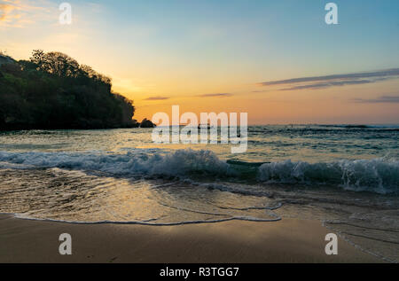 Sonnenuntergang in Padang Padang, die Eat-Pray - Liebe Strand, Sonnenuntergang Himmel, nach dem Sonnenuntergang Stockfoto