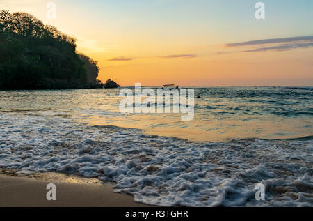 Sonnenuntergang in Padang Padang, die Eat-Pray - Liebe Strand, Sonnenuntergang Himmel, nach dem Sonnenuntergang Stockfoto