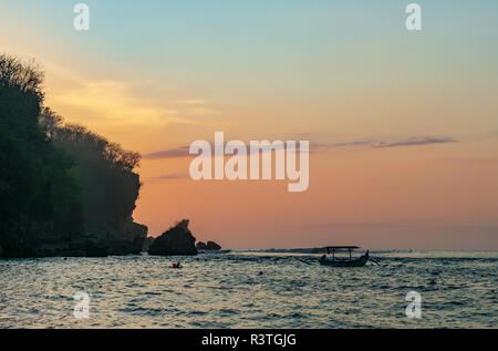 Sonnenuntergang in Padang Padang, die Eat-Pray - Liebe Strand, Sonnenuntergang Himmel, nach dem Sonnenuntergang Stockfoto