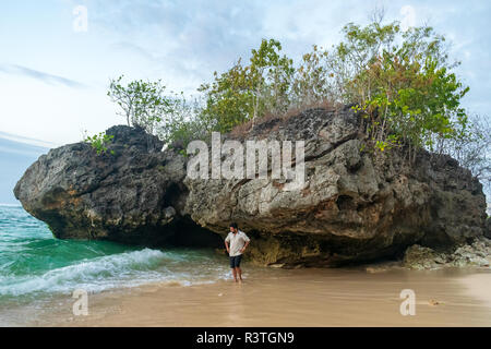 Sonnenuntergang in Padang Padang, posierend, self portrait/Fotografie, Felsen am Meer, Wellen auf meine Füße, Wellen, meine Füße küssen Stockfoto