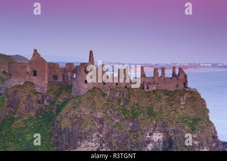 Großbritannien, Nordirland, County Antrim, Bushmills, Dunluce Castle Ruinen in der Morgendämmerung Stockfoto