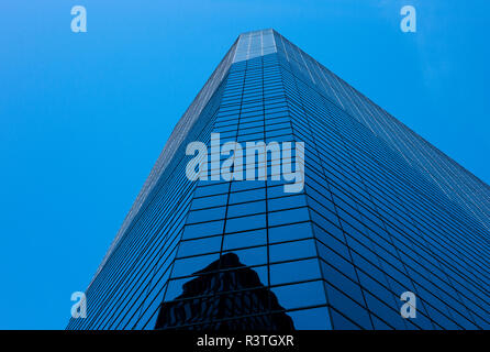 Einen strahlend blauen Himmel spiegelt sich in New York Glasturm mit Reflexion der angrenzenden Gebäude Stockfoto