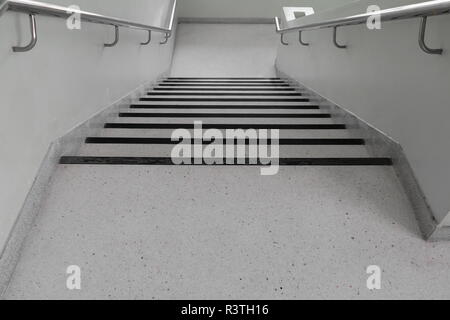 Terrazzo-boden treppen Gehweg nach unten. Wählen Sie Fokus mit geringer Tiefenschärfe. Stockfoto