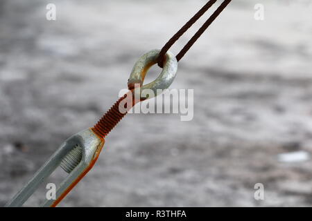 Drahtseil Schlinge alte Verbindung von rostigem Stahl wählen Sie Fokus mit geringer Tiefenschärfe. Stockfoto