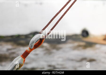 Drahtseil Schlinge alte Verbindung von rostigem Stahl wählen Sie Fokus mit geringer Tiefenschärfe. Stockfoto