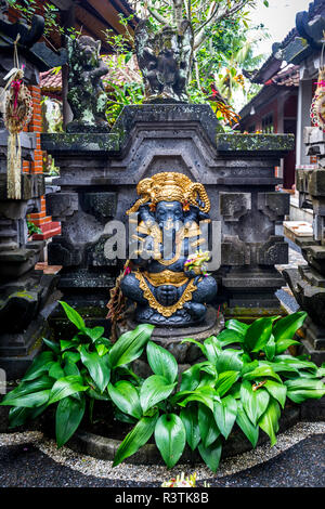 Schwarz und gold Hindu Elefanten vor einem Tempel in Ubud, Bali, Indonesien. Stockfoto