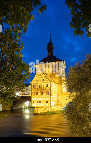 Altes Rathaus (Altes Rathaus) in der Abenddämmerung, Bamberg (Weltkulturerbe der Unesco), Bayern, Deutschland Stockfoto