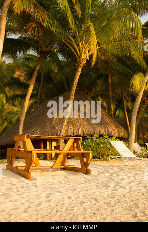 Strand mit Hotel Cottages. Bora Bora, Französisch-polynesien. Stockfoto