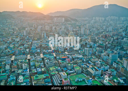 Panoramablick über die schöne Landschaft von Busan Turm bei Dämmerung, Südkorea. Stockfoto