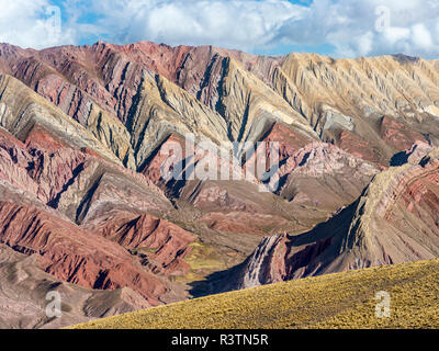 Ikonischen Felsformationen Serranía de Hornocal in der Quebrada de Humahuaca Schlucht, einem UNESCO-Weltkulturerbe. Südamerika, Argentinien Stockfoto