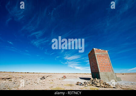 Abgebrochene backsteinturm am Bahnhof Friedhof, Salar de Uyuni, Uyuni, Bolivien Stockfoto