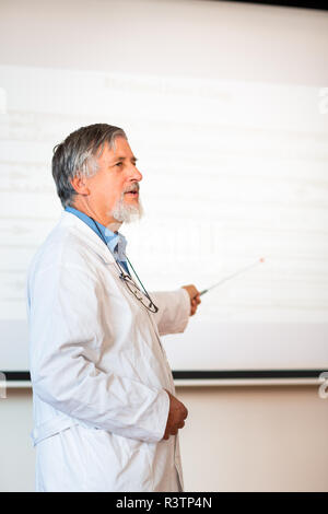 Senior Chemie Professor einen Vortrag vor der Klasse Stockfoto