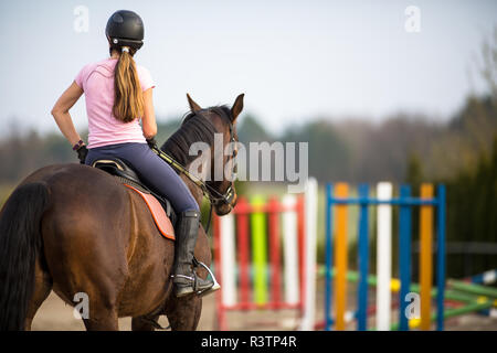 Junge Frau springen mit Pferd Stockfoto