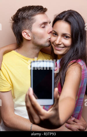 Junges Paar ein selfie mit Handy Stockfoto