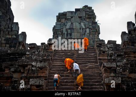 Siem Reap, Kambodscha - September 12, 2010: Buddhistische Mönche meditieren während man durch die Tempel Angkor Thom Stockfoto