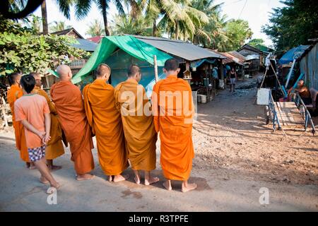 Siem Reap, Kambodscha - September 12, 2010: Buddhistische Mönche für Lebensmittel in einem Vorort von Siem Reap, eine Stadt von Kambodscha betteln Stockfoto