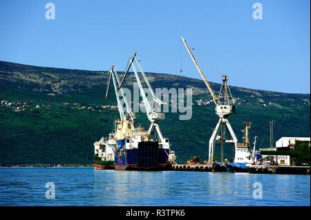 Werft In Bijela, Bucht von Kotor, Montengero: Juli 18 - Frachtschiffe neben in der Werft Stockfoto