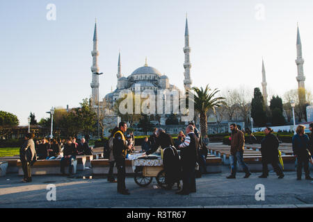 Istanbul, Türkei - 5 April, 2012: Straße Verkäufer auf den Straßen von Istanbul. Stockfoto