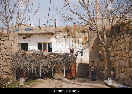 Cavusin, Türkei - April 5, 2012: Höhlen in den Felsen als Wohnungen in der Stadt von Cavusin, in der Region der Türkischen Kappadokien ausgegraben. Stockfoto