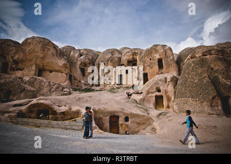 Cavusin, Türkei - April 5, 2012: Höhlen in den Felsen als Wohnungen in der Stadt von Cavusin, in der Region der Türkischen Kappadokien ausgegraben. Stockfoto