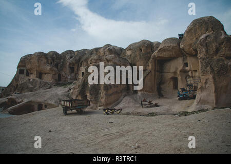 Cavusin, Türkei - April 5, 2012: Höhlen in den Felsen als Wohnungen in der Stadt von Cavusin, in der Region der Türkischen Kappadokien ausgegraben. Stockfoto