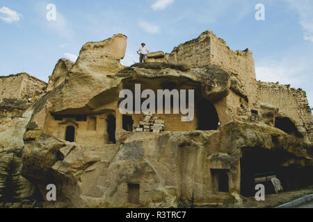 Cavusin, Türkei - April 5, 2012: Höhlen in den Felsen als Wohnungen in der Stadt von Cavusin, in der Region der Türkischen Kappadokien ausgegraben. Stockfoto