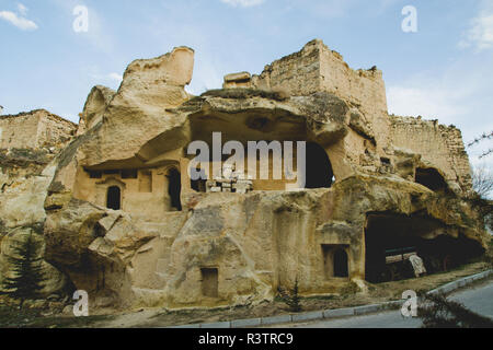 Cavusin, Türkei - April 5, 2012: Höhlen in den Felsen als Wohnungen in der Stadt von Cavusin, in der Region der Türkischen Kappadokien ausgegraben. Stockfoto