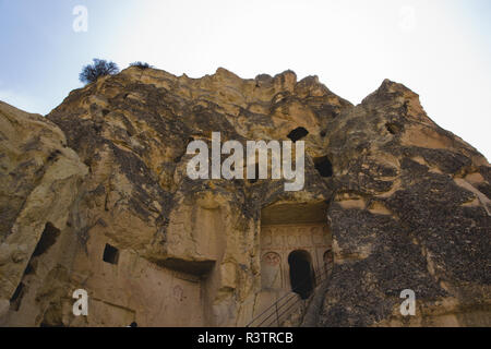 Cavusin, Türkei - April 5, 2012: Höhlen in den Felsen als Wohnungen in der Stadt von Cavusin, in der Region der Türkischen Kappadokien ausgegraben. Stockfoto