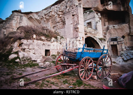 Cavusin, Türkei - April 5, 2012: Höhlen in den Felsen als Wohnungen in der Stadt von Cavusin, in der Region der Türkischen Kappadokien ausgegraben. Stockfoto