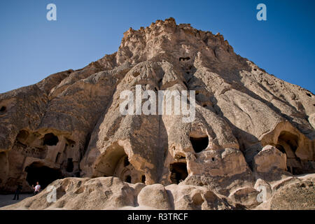 Cavusin, Türkei - April 5, 2012: Höhlen in den Felsen als Wohnungen in der Stadt von Cavusin, in der Region der Türkischen Kappadokien ausgegraben. Stockfoto