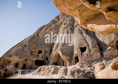 Cavusin, Türkei - April 5, 2012: Höhlen in den Felsen als Wohnungen in der Stadt von Cavusin, in der Region der Türkischen Kappadokien ausgegraben. Stockfoto