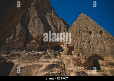 Cavusin, Türkei - April 5, 2012: Höhlen in den Felsen als Wohnungen in der Stadt von Cavusin, in der Region der Türkischen Kappadokien ausgegraben. Stockfoto