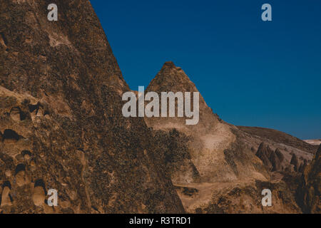 Cavusin, Türkei - April 5, 2012: Höhlen in den Felsen als Wohnungen in der Stadt von Cavusin, in der Region der Türkischen Kappadokien ausgegraben. Stockfoto