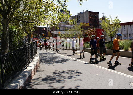 New York, USA - 5. Oktober 2018: Sonntag in den Straßen von Chinatown mit skatern, die Bürgersteige. Stockfoto