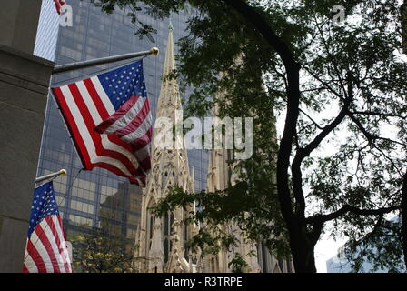 New York, USA - 5. Oktober 2018: amerikanische Flaggen schwenkten in öffentlichen Gebäuden in New York. Stockfoto