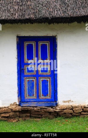 Europa, Rumänien. Bukarest. Dimitrie Gusti National Museum. Freilichtmuseum. Blaue Tür. Stockfoto