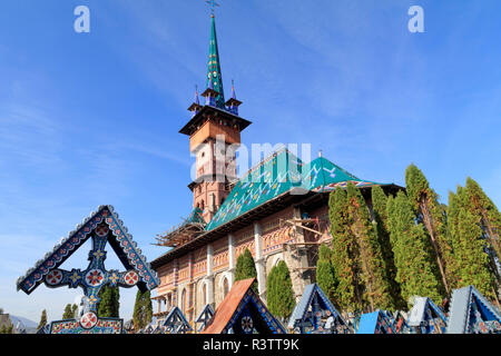 Europa, Rumänien. Sapanta, Fröhlich (aka Freude) Friedhof. Hell Holz Kirchturm gemalt. Stockfoto