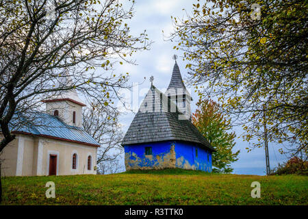 Maramures, Rumänien. Aspra Dorfkirche bei Sonnenuntergang. Stockfoto