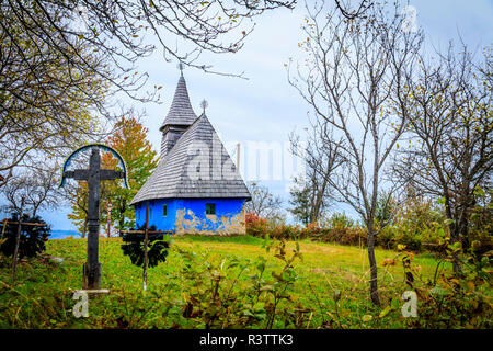 Maramures, Rumänien. Aspra Dorf Kirchen blau lackiert. Stockfoto