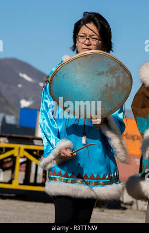 Russland, Komsomolskaja Bay Chukotka autonomes Okrug. Hafen von Provideniya. Einheimische Frau in traditioneller Kleidung, Trommeln. Stockfoto