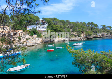 Spanien, Balearen, Mallorca, Santanyi, Cala Figuera. Kleine, bunte Fischerhafen auf der südöstlichen Ecke der Insel. Segelboot zu verankern. Stockfoto