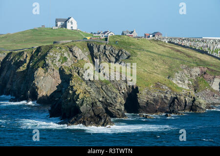 Vereinigtes Königreich, Shetland Inseln, Festland. Lerwick, nördlichste Stadt Großbritanniens. Blick auf die Landschaft an der Küste mit dem Historischen Friedhof. Stockfoto