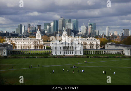 Das National Maritime Museum und die Alte Royal Naval College mit der Londoner City im Hintergrund. Der View wird aus dem Royal Observatory Stockfoto