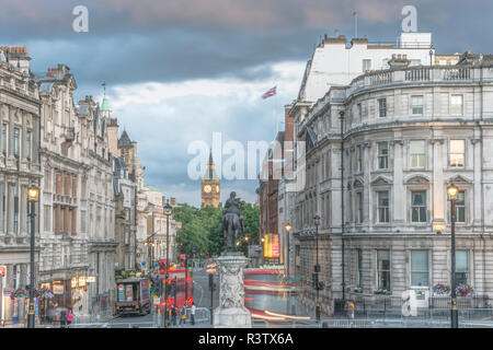 UK, London. Blick auf Big Ben und Whitehall vom Trafalgar Square bei Sonnenuntergang Stockfoto