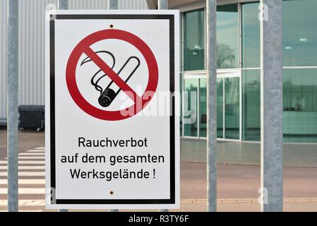 No smoking sign auf dem Zaun einer Fabrik Stockfoto